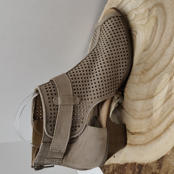 Earth Taupe Leather Open Toe Lazer Cut Pattern Booties, Size 7.5B - Picture 6 of 9